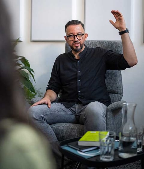 Hypnose-Coaching für mentale Stärke in Hamburg mit Chaker Cheniti