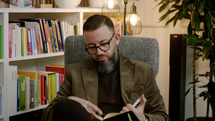 Chaker Cheniti bei der Arbeit an seinem Buch