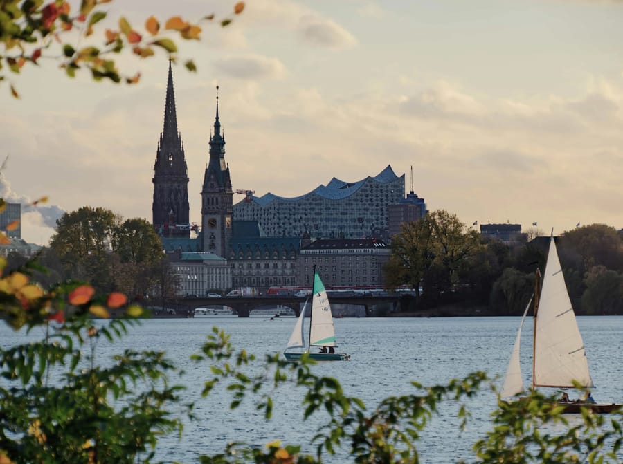 Alster und Elbphilharmonie in Hamburg